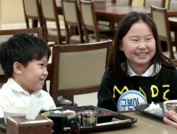   엄지인, '10살 연상' 훈훈한 교수 남편 공개… 전현무 "억세게 운 좋은 아내"