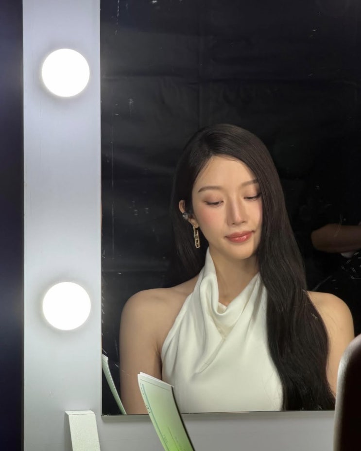  조명이 필요 없네? 문가영 골든디스크 순백 홀터넥 실크 드레스 자태