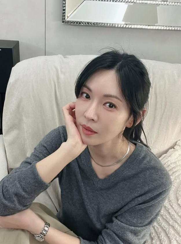  실패 없는 그레이 니트 패션 코디로 완성한 김소연, 40대 청순 여신 변신