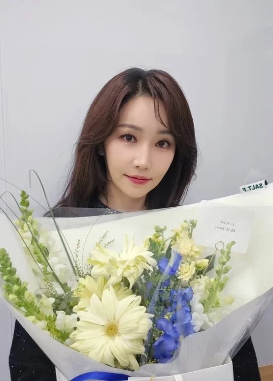 꽃보다 아름다운 이유리, 세월 비껴간 동안 미모 과시하며 근황 전해