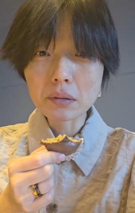   "두바이 쿠키 먹방인데..." 안영미, 너무 야윈 얼굴에 팬들 '걱정 한가득'