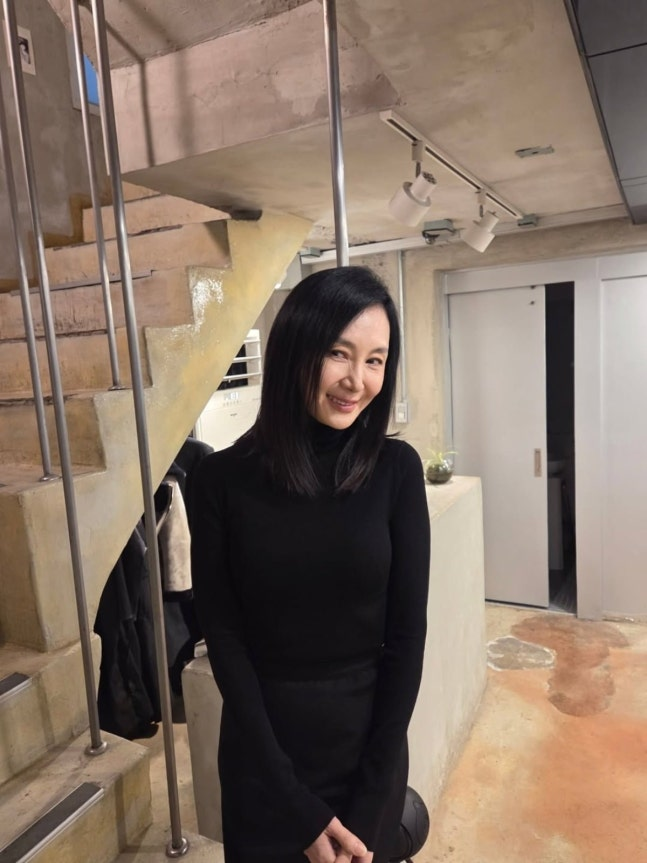 채시라, '58세' 군살 제로 '올 블랙' 아우라 '무결점' 실루엣 감탄만 레전드 여신미