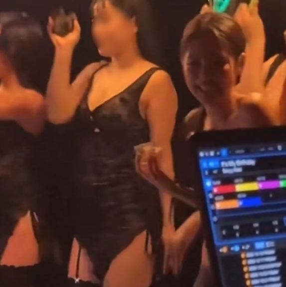   블랙핑크 제니의 화려한 생일 파티? 가터벨트와 폭죽 논란 일파만파