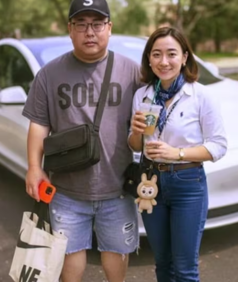   "스투시 입고 아이폰 든 중년" BBC가 분석한 한국 ‘영포티’ 논란의 본질