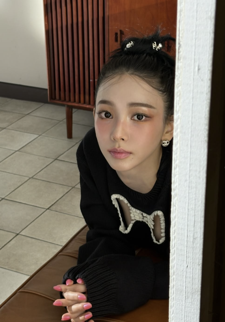  [셀럽 패션] 샤넬 앞에서 깜찍 폭발 카리나 셋업 패션 분석