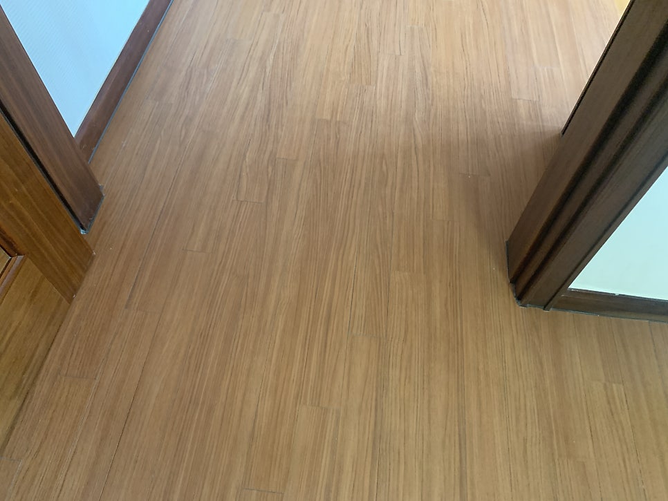 강마루부분보수 시트지작업 표면이 벗겨짐 변색이 심한현장