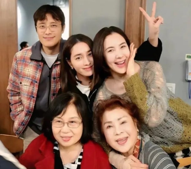 ✨ 이병헌·이민정 가족사진 공개! 시어머니와 시누이 이지안까지 뭉친 역대급 비주얼 가족