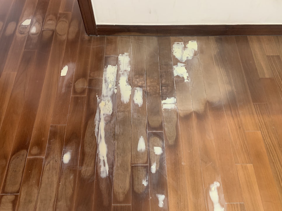 강마루부분보수 시트지작업 표면이 벗겨짐 변색이 심한현장
