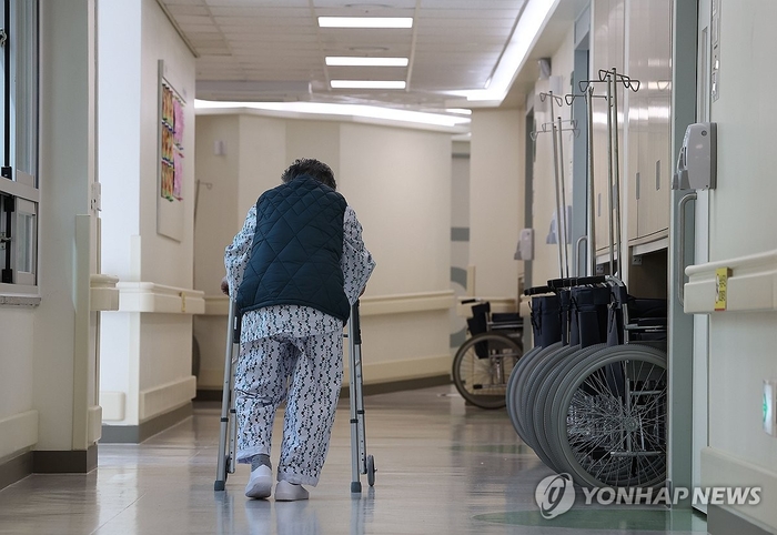 “살아생전 연명의료 받지 않겠다”…여성이 남성보다 2배 더 많아