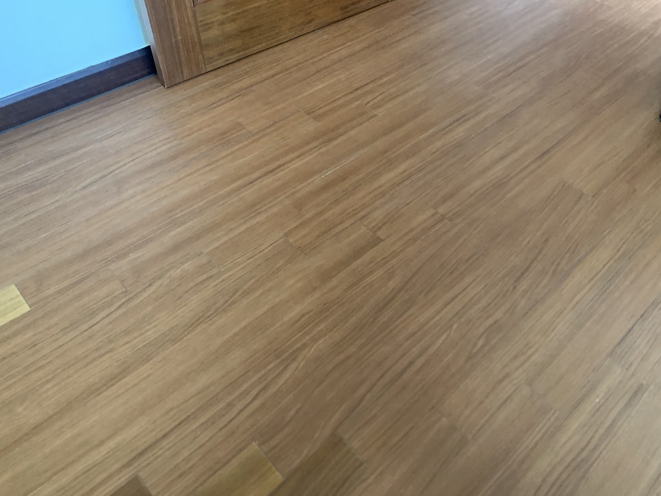 강마루부분보수 시트지작업 표면이 벗겨짐 변색이 심한현장