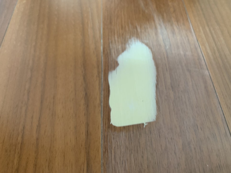 강마루부분보수 시트지작업 표면이 벗겨짐 변색이 심한현장