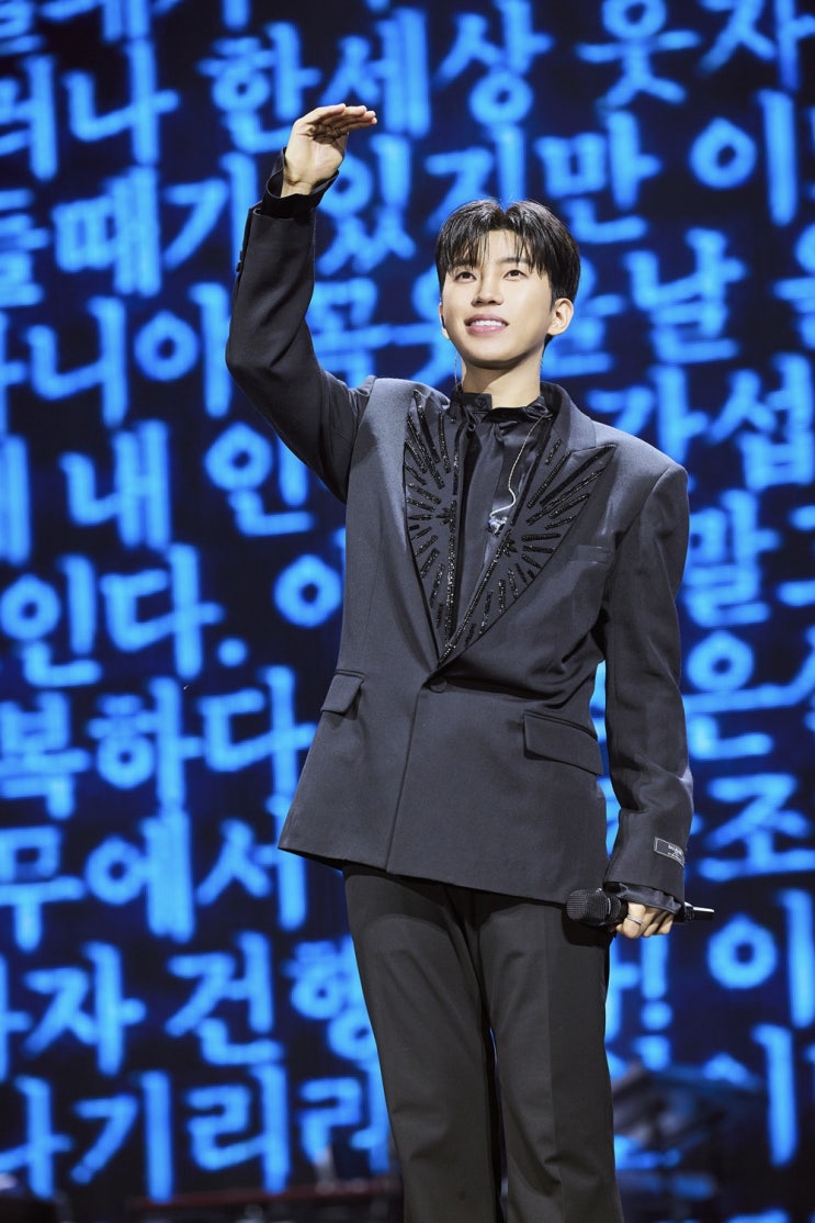  임영웅, 영웅시대와 함께 만든 하늘빛 고척돔 …“내 삶의 나침반”