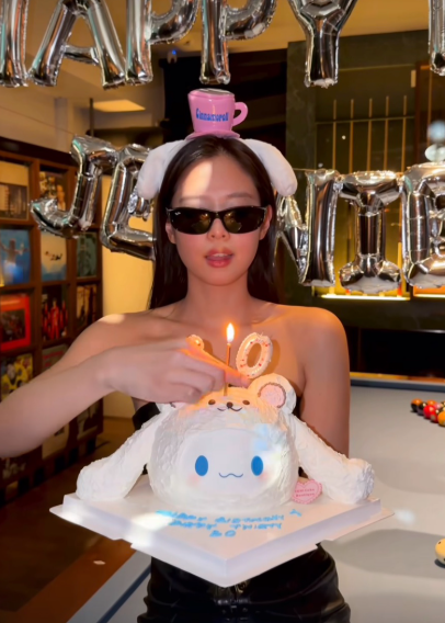  솔직히 반칙 미모! 시나모롤 케이크 보다 사랑스러운 제니 생일파티 선글라스룩 패션