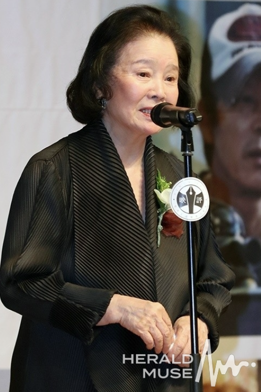   “딸의 바이올린 소리 들으며 편안히...” ‘은막의 여왕’ 故 윤정희 오늘 3주기