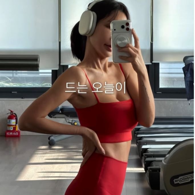  "말라가는 할머니 될까봐.." 50세 김준희 다시 운동 시작하고 되찾은 '탄력 몸매' & '방부제 뷰티' 루틴