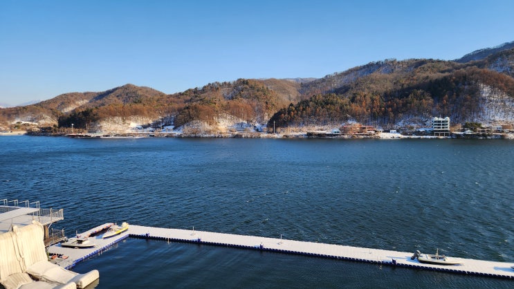  [가평 라퓨타 리조트 펜션] 통창 넘어 보이는 압도적 북한강 뷰
