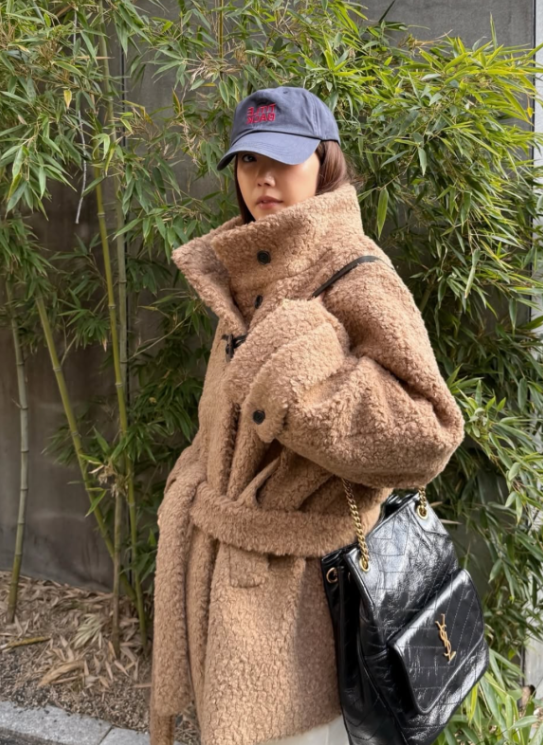채정안 데일리룩 속 생로랑 신상 숄더백, 49세 요즘패션의 정답