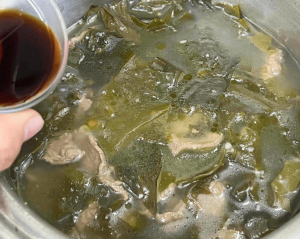 미역 불릴 때 이 물에다 꼭 불리세요, 한정식집 미역국보다 맛있습니다.