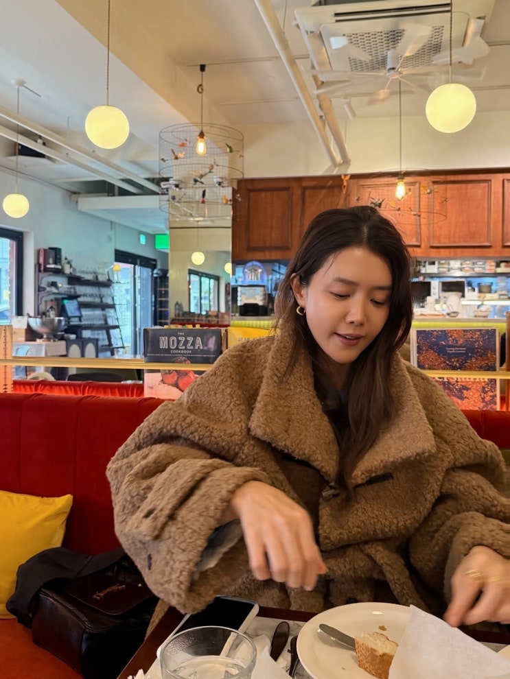  명품 브랜드 그 이상의 분위기, 40대 패션 티처 채정안! 시크해지는 생로랑 니키 쇼핑백 가방 코디