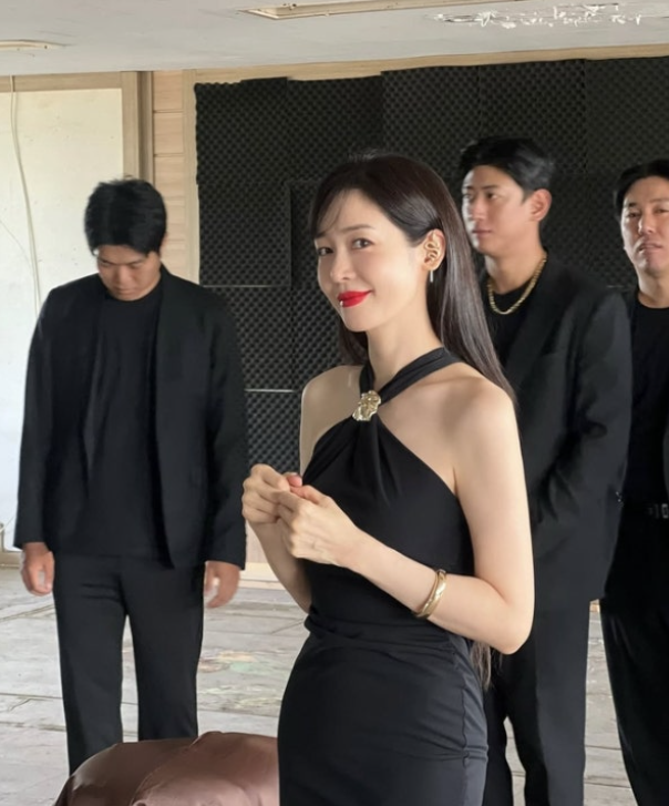   원조 요정 성유리, 쌍둥이 엄마 맞아?! 감탄 자아내는 블랙 드레스와 레드립 미모