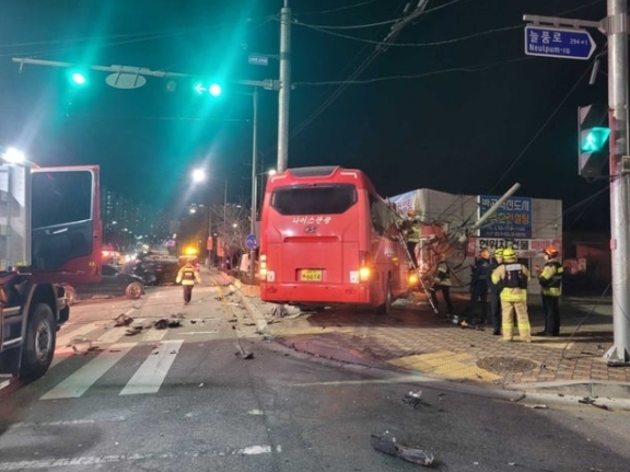   원주 반곡동 관광버스 충돌 사고! 전신주 파손에 300세대 정전까지... 무슨 일인가요?