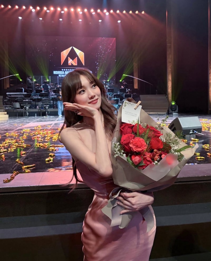 이성경, 눈물이 먼저였고 ‘뮤지컬 배우’라는 이름은 나중이었다… 신인상이 다시 불린 이....