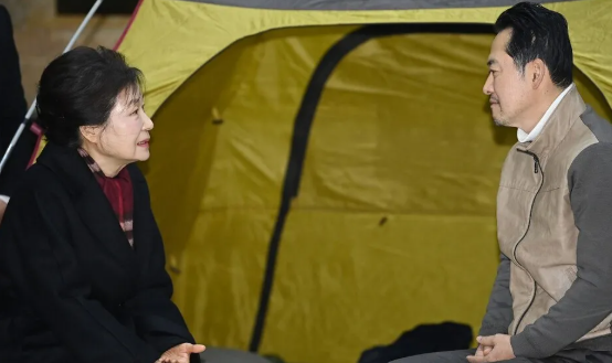 탄핵 후 첫 국회 방문, 박근혜가 <b>장동혁</b>에게 한 말