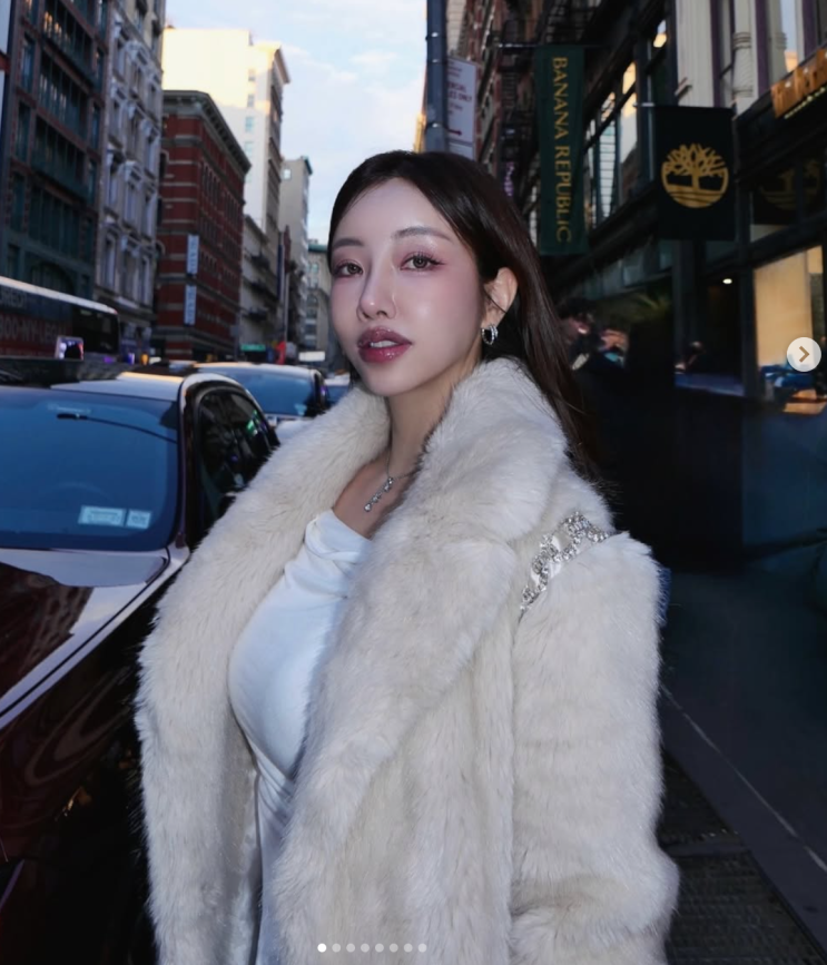  압도적 볼륨감! 임보나 레드 비키니 룩.jpg