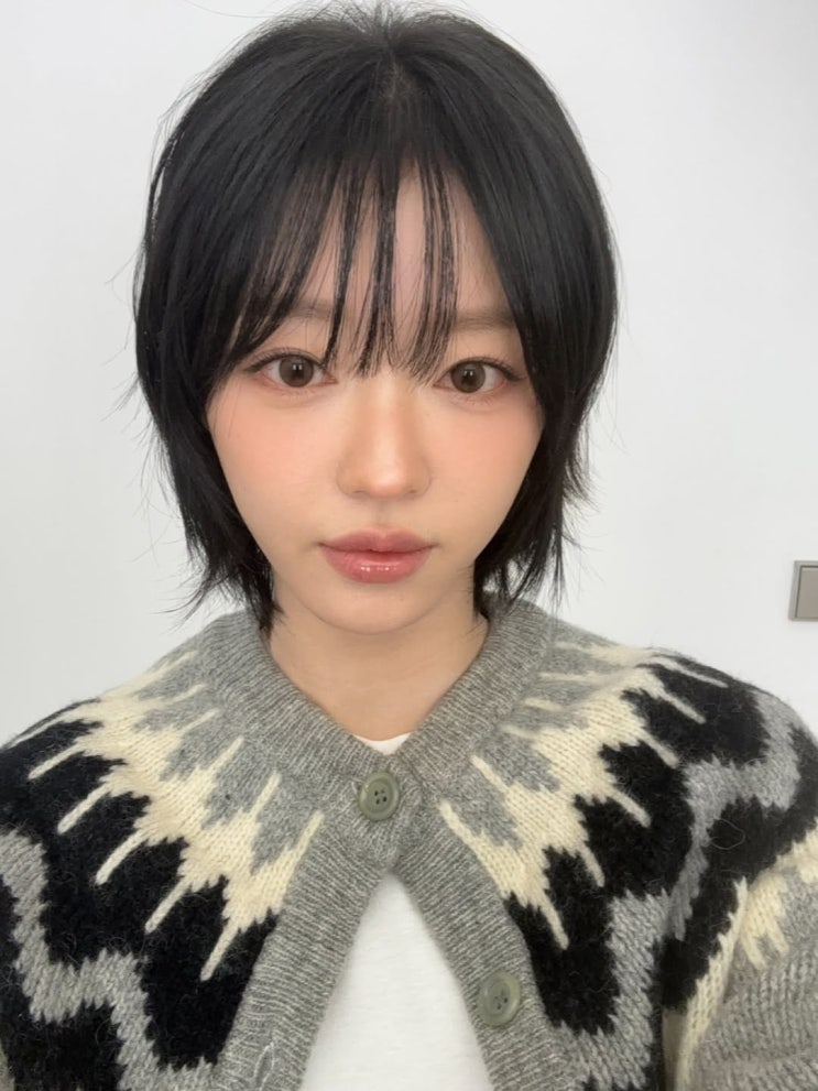  팬들 심장 저격한 시크한 변신 완성한 오마이걸 유아 단발 허쉬컷