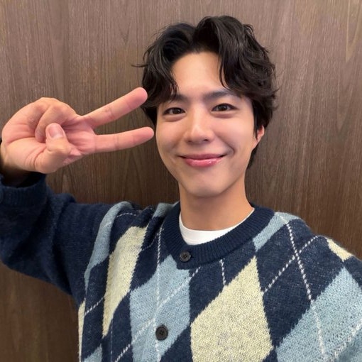박보검 공식 트위터 아가일 가디건 옷 패션 / 스튜디오톰보이