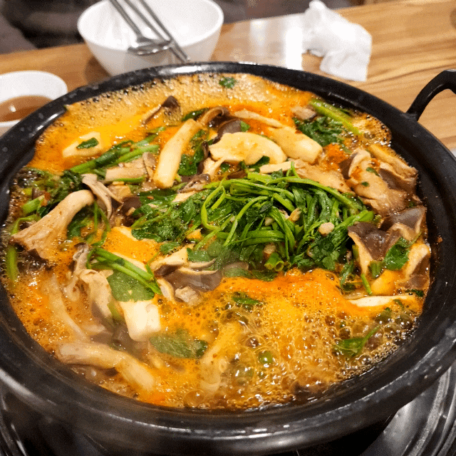  송파 잠실 맛집 뜨끈한 버섯 샤브칼국수 즐기기 '등촌샤브칼국수 방이본점'