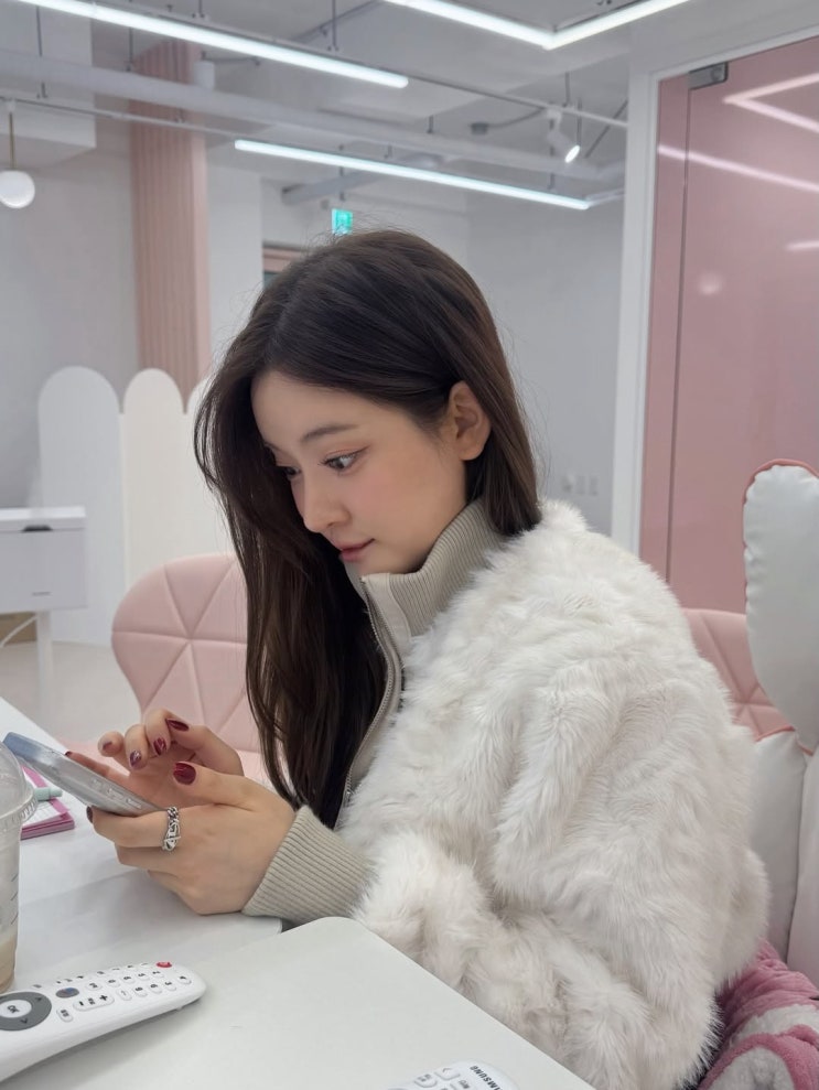  솔직히 이건 반칙 미모 아니야? 조수민 겨울 호피 팬츠 코디