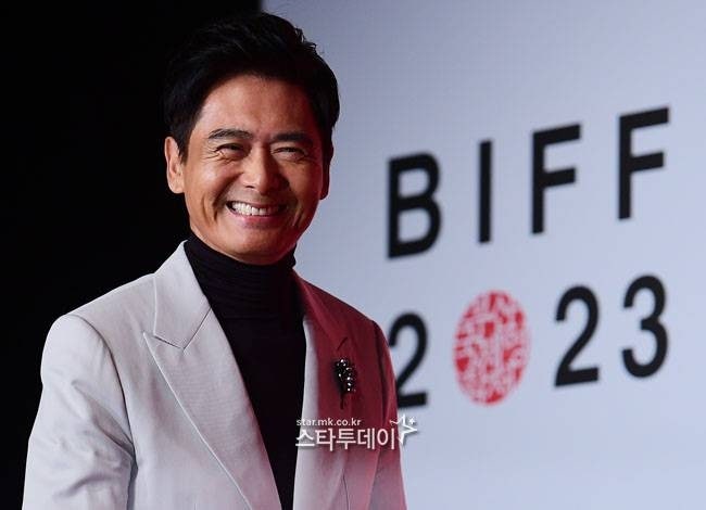 전 재산 8100억 기부 주윤발, 사망설 뚫고 70세에 홍콩 마라톤 완주