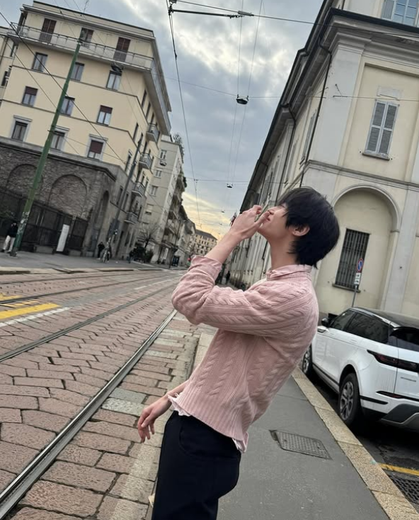  변우석 프라다 핑크 니트 남자 핑크가 트렌드가 된 이유