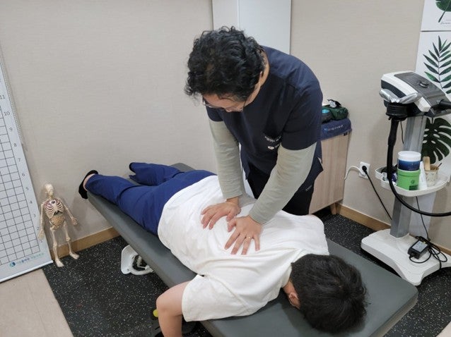 What could cause leg pain while walking that improves only after prolonged rest? — 본문 그림