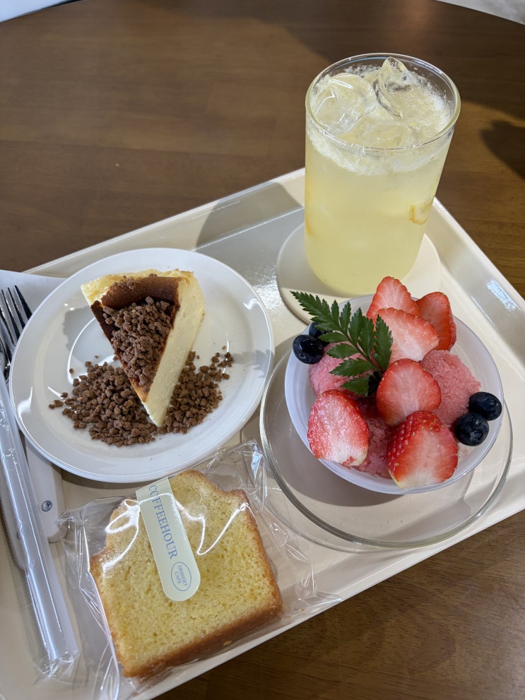 골목길 숨은 디저트 맛집, 귀여운 고양이와 음악이 있는 '커피아워(COFFEE HOUR)'