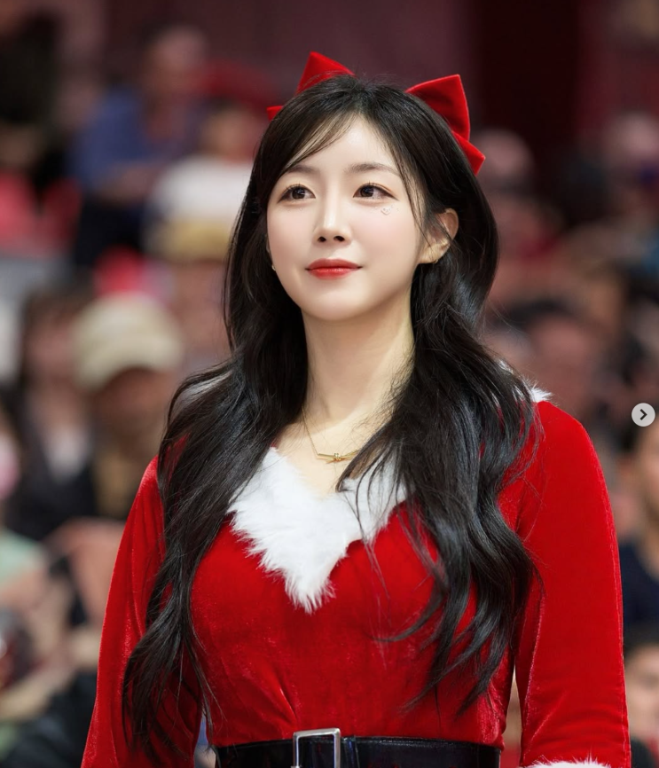 서킷보다 핫한 안지현의 리조트룩 모음.jpg