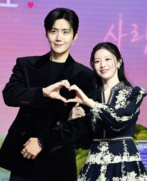   김선호, 고윤정·아이유·수지까지 사로잡은 '로맨스 장인'의 비결은?