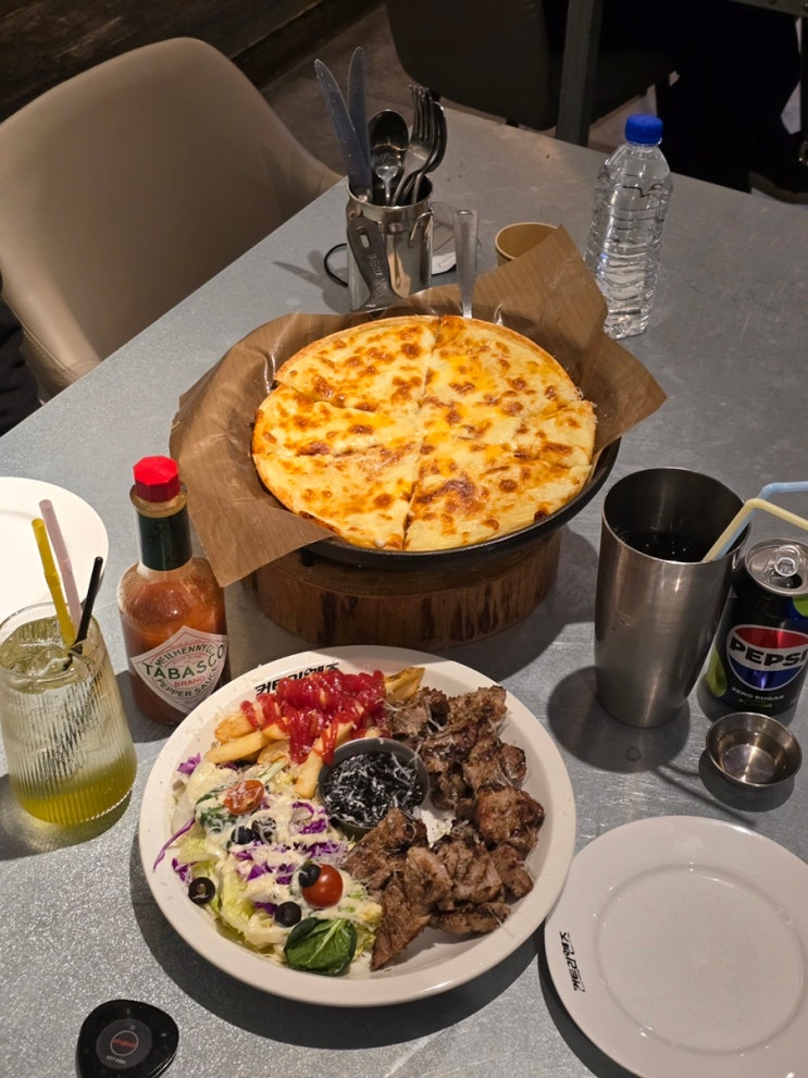  대구 동성로 맛집 컨트리맨즈에서 피자, 목살 플레이트 후기