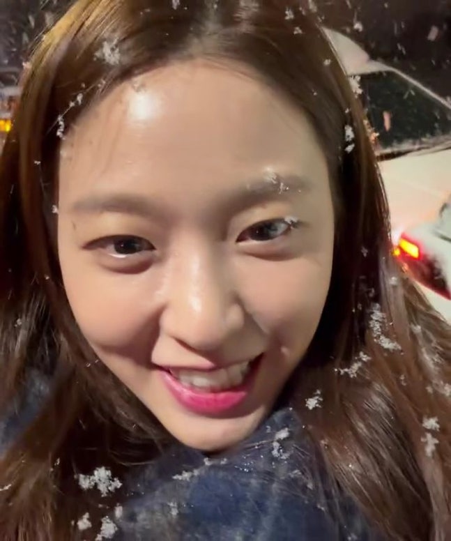  설현 “많이 먹고 포동해진 요즘”…솔직 근황 공개에 팬들 반응 폭발 살짝 오른 볼살도 ‘레전드 미모’…인간미 넘치는 일상 근황 