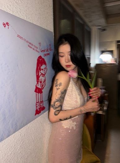 백예린, 양팔 꽃 타투 힙해 핑크드레스 입고 늦은 새해 인사