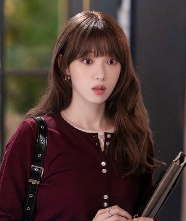 이성경, 30대 중반 인형 비주얼 채종협 ‘찬란한 너의 계절에’ 설렘 만남