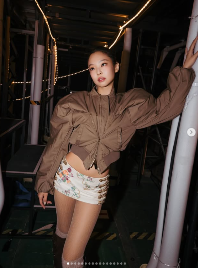   “도쿄의 밤을 찢었다”… 제니, 백스테이지까지 완성한 ‘인간 명품’ 패션 클래스 (콘서트 비하인드·입는 보석 의상·도쿄 반응 총정리)