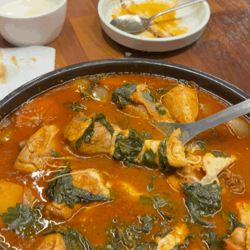  은평구닭도리탕 맛집 대성이네, 산처럼 쌓인 깻잎과 중독성 강한 매콤 찜닭 솔직 후기