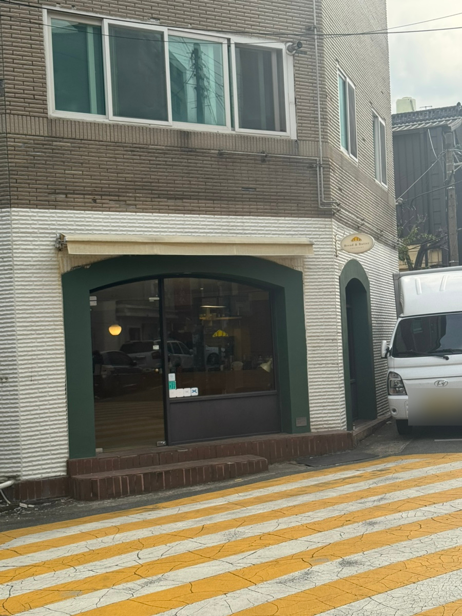 브레드앤버터크로아상 사진 1