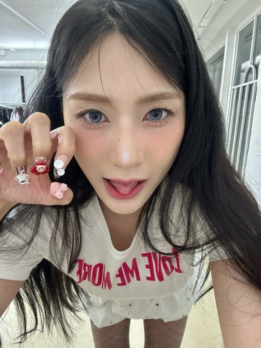 에이핑크 오하영 Love Me More 첫방 기념! 인형 비주얼 폭발한 비하인드 컷