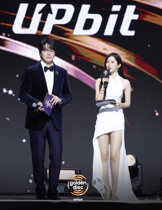   문가영 골든디스크 드레스 자태 실화?! 성시경과 MC 호흡에 여신 강림 대박