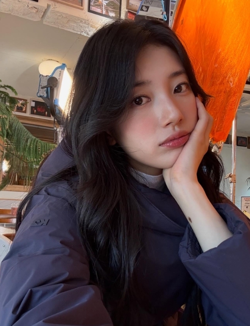   수지 근황 공개 발레 연습실 거울 셀카부터 청순 데님룩까지 여신 미모