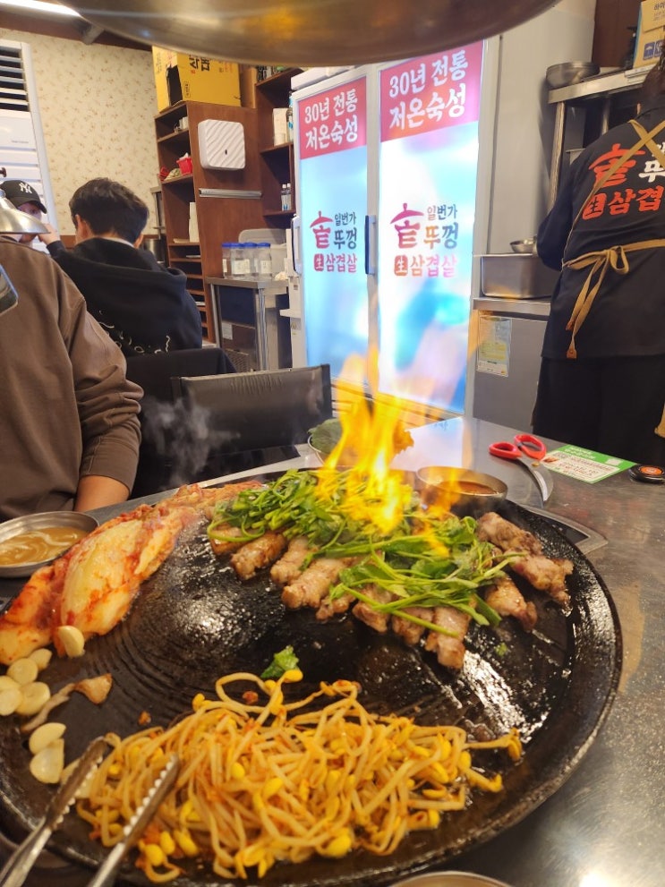  안양일번가 여기 뭐야… 불쇼까지 하는 “솥뚜껑 미나리 삼겹살” 맛집 발견 (볶음밥 필수!)