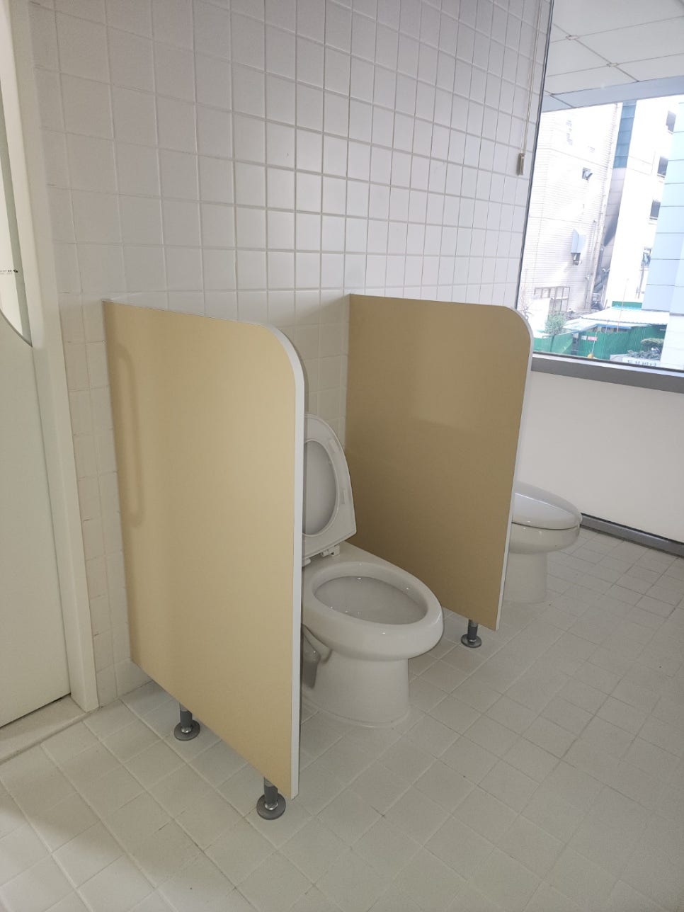 한국금융 어린이집 시공 사례로 보는 화장실칸막이업체 동화큐비클 맞춤 설계 시공